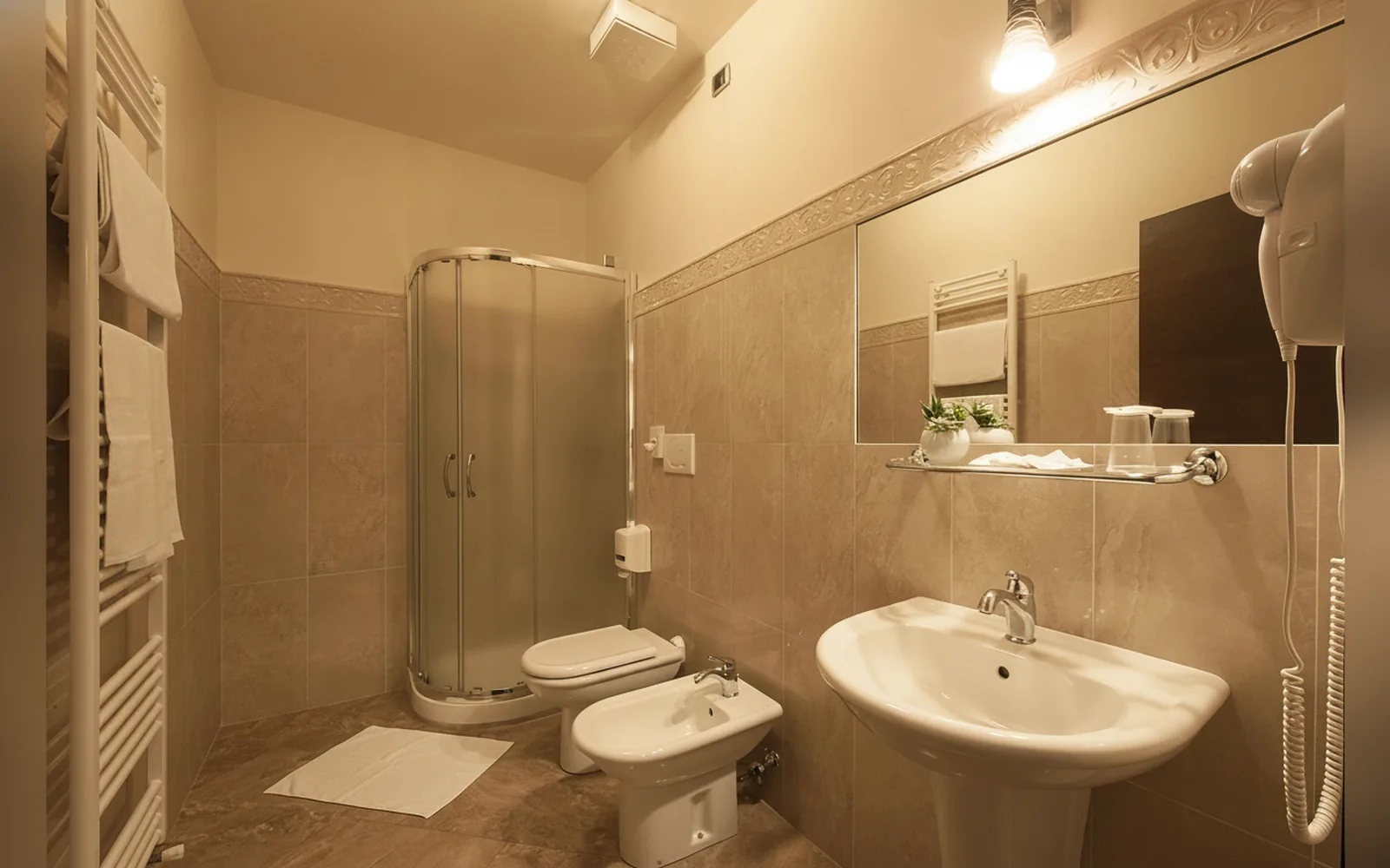 Camera con bagno privato — Hotel Plestina, Colfiorito (Umbria) (foto 7)